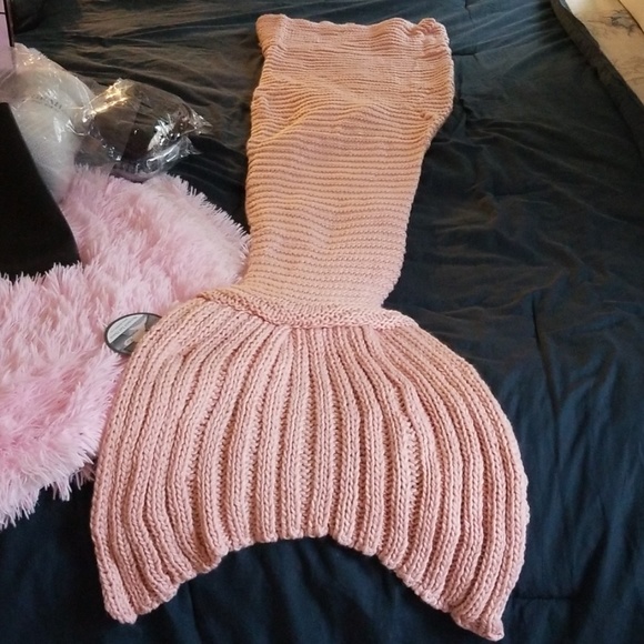 Merklet Mermaid Tail Throw - Picture 3 of 3
